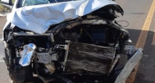 Motorista perde controle da direção e atinge dois carros na BR-010