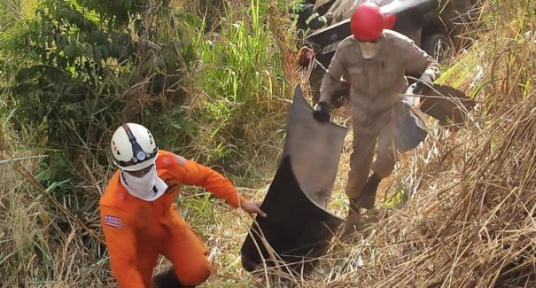 Carro cai de ribanceira na BR-316 no Maranhão