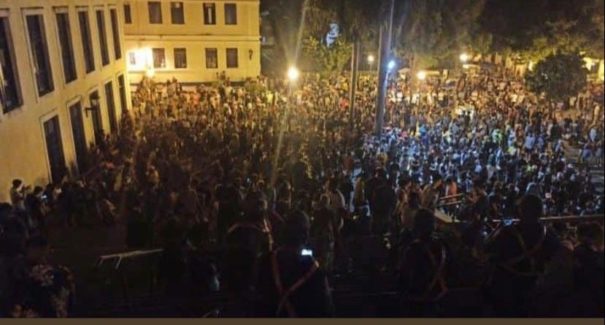 Aglomeração é registrada na noite de sexta-feira no Centro Histórico de São Luís; veja vídeo