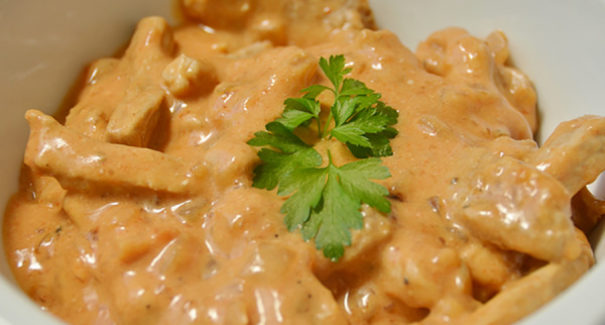 Almoço de domingo: saiba como fazer strogonoff de frango