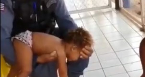 Bebê se afoga em piscina e é salvo por PMs em Caxias