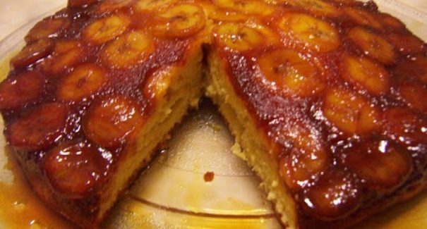 Saiba como fazer bolo de banana caramelizada