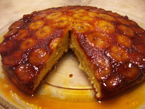 Saiba como fazer bolo de banana caramelizada