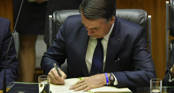 Bolsonaro assina decreto que regulamenta a Lei Aldir Blanc destinada ao setor cultural