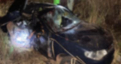 Passageira morre em acidente após colisão de carro com uma árvore na BR-218