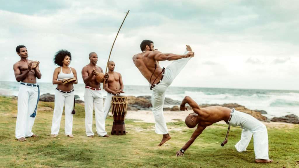 Praticando a capoeira. Fonte: O Imparcial