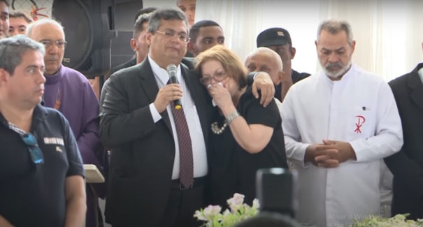 Checamos! Governador Flávio Dino desrespeita uso de máscara e distanciamento social no velório do seu pai?