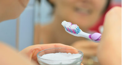 Mito ou verdade: bicarbonato de sódio clareia os dentes?