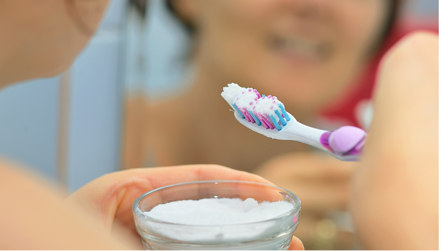 Смола для чистки зубов. Отбеливание зубов пищевой содой. Чистим зубы!. Сода на зубной щетке. Содовые ванночки для зубов.