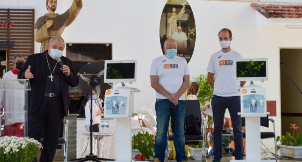 Papa Francisco doa equipamentos para tratamento da covid-19