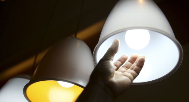Quem reduzir consumo de energia terá bônus na conta, diz secretário