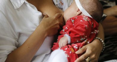 Campanha Agosto dourado: mães com covid-19 devem continuar amamentando