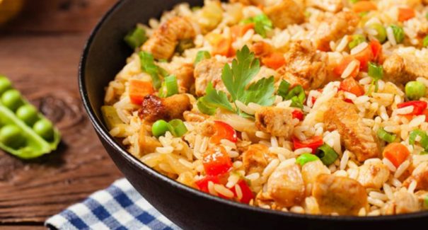 Almoço de domingo: saiba como fazer galinhada simples