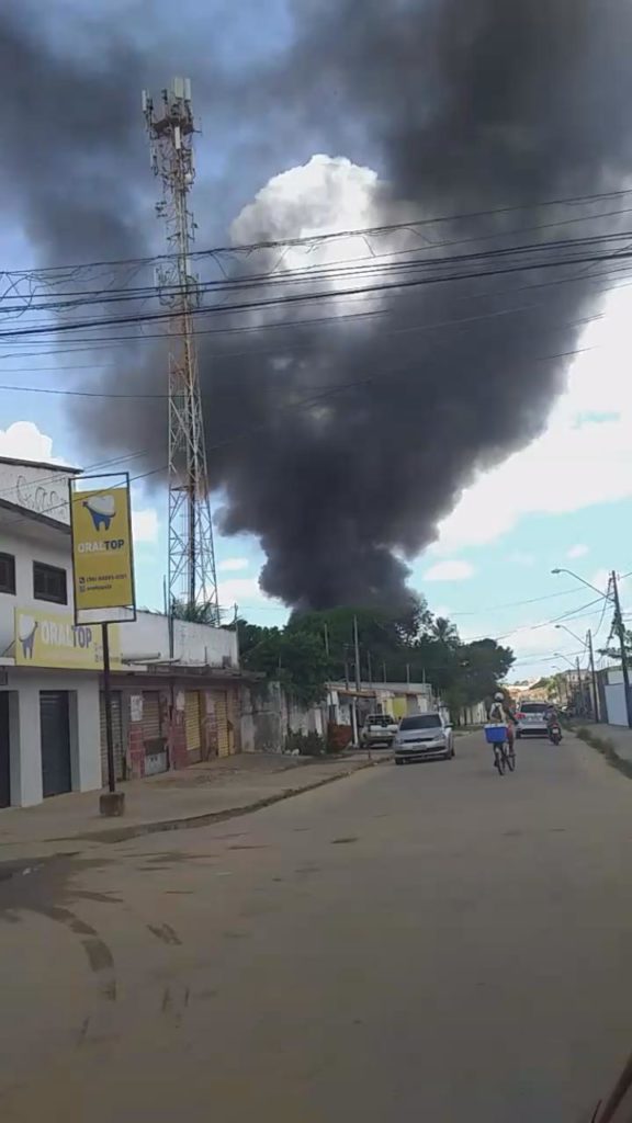 Incêndio é registrado no bairro da Divineia nesta sexta-feira. Foto: Divulgação 
