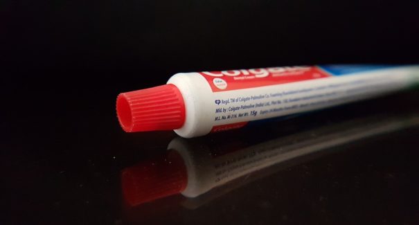 Anvisa interdita creme dental da Colgate devido a “eventos adversos ao uso”