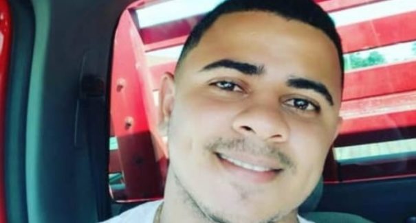 Homem morre após motocicleta colidir com traseira de caminhão