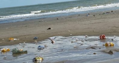 Praia do Meio amanhece coberta de lixo após festas e aglomerações