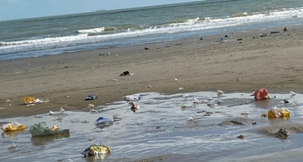 Praia do Meio amanhece coberta de lixo após festas e aglomerações