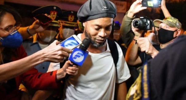 Ronaldinho Gaúcho mantém patrocínios e seguidores nas redes sociais após prisão