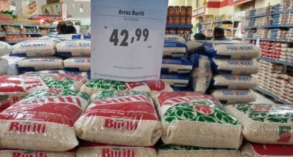 Preço do arroz dispara e consumidores relatam pagar até R$ 42 no pacote