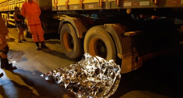 Motociclista morre após cair entre rodas de uma carreta e ser arrastado na BR-230