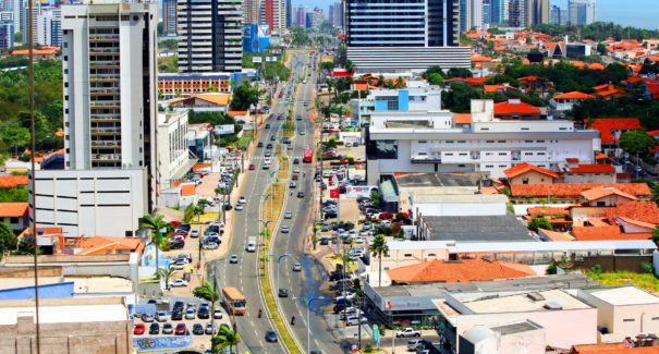 Duas pessoas baleadas durante tentativa de assalto em parada de ônibus na Av. dos Holandeses