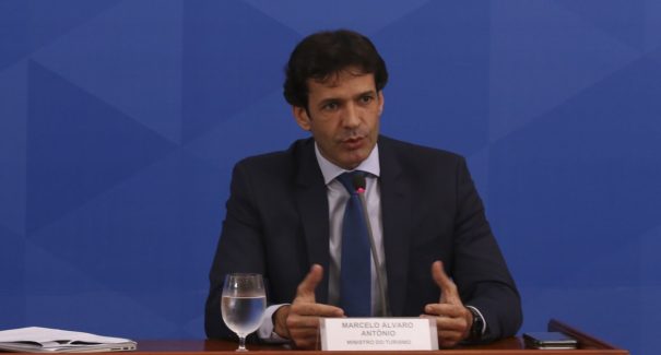 Ministro do Turismo testa positivo para covid-19