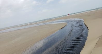 Esgoto? Água escura despejada direto na praia do Calhau, em São Luís