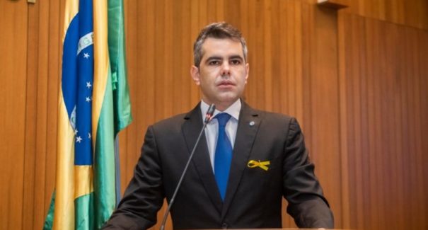 Adriano Sarney critica e denuncia aglomerações
