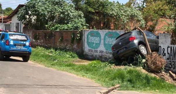 Mulher atropela duas pessoas depois de cochilar no volante