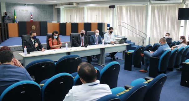 Pré-candidatos causam aglomerações sem freio na corrida pelo voto