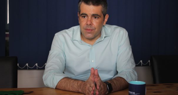 Pré-candidato Adriano Sarney visita a redação de O Imparcial