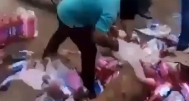 População pega mercadoria de caminhão que tombou na BR-010; veja vídeo