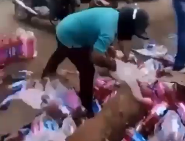População pega mercadoria de caminhão que tombou na BR-010; veja vídeo