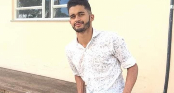 Moradores fazem protesto pedindo justiça por jovem agredido por policial