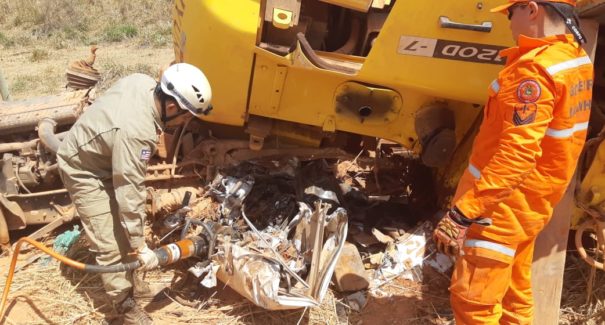 Caminhão sai de pista e condutor morre esmagado pela carga transportada
