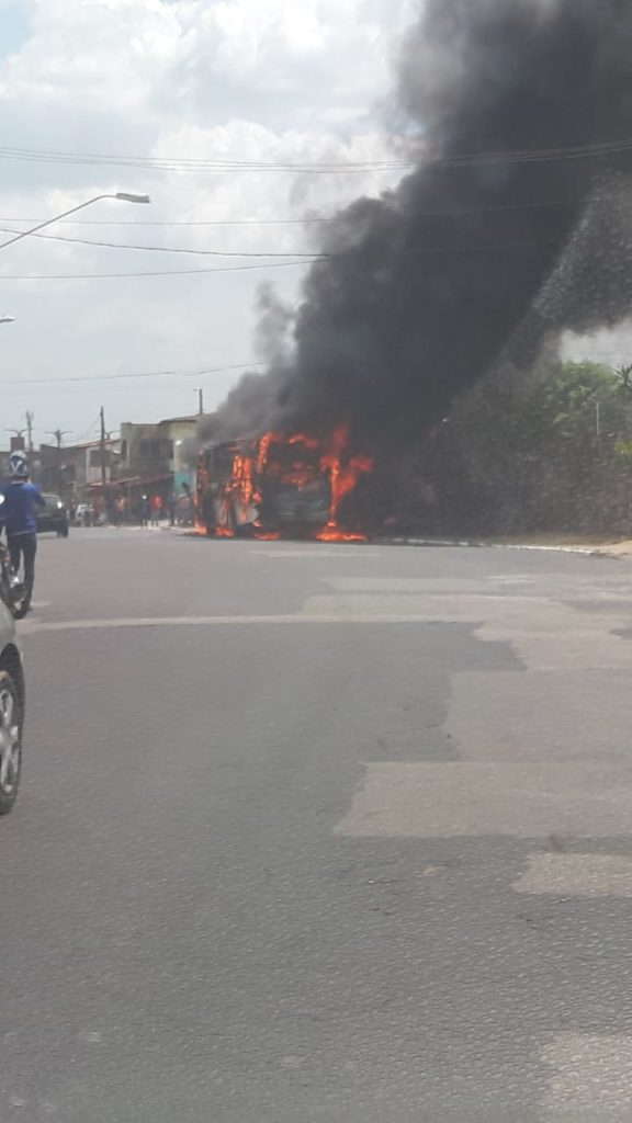 Ônibus pega fogo no bairro Outeiro da Cruz. Foto: Divulgação.