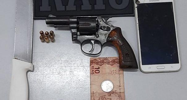 Suspeitos são presos portando arma de fogo e faca dentro de coletivo pela PM