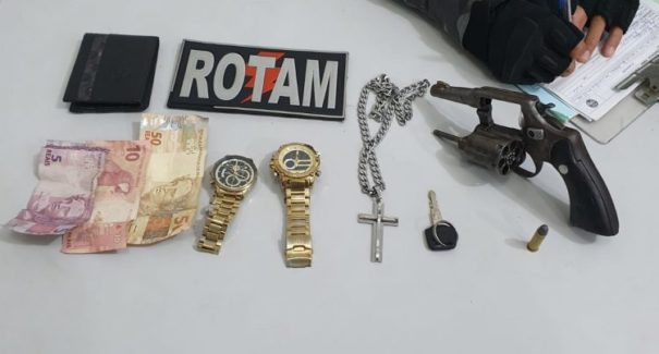 Rotam prende dois suspeitos por roubo de veículo e posse ilegal de arma de fogo