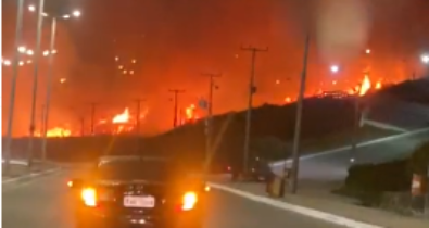 Vídeo: Incêndio toma conta da vegetação na Litorânea