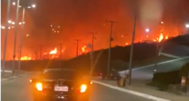 Vídeo: Incêndio toma conta da vegetação na Litorânea