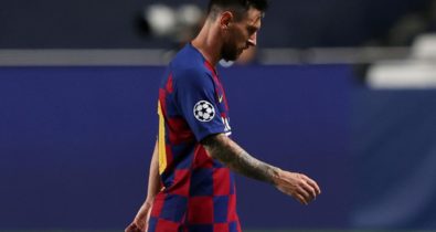 Em meio a propostas e pressões, Messi anuncia permanência no Barcelona