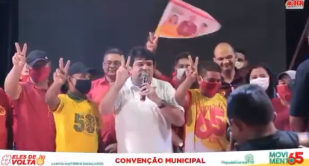 Vídeo: candidato coloca mudos para discursar durante convenção