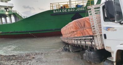 Caminhão carregado de sacos de cimentos atola no Terminal do Cujupe