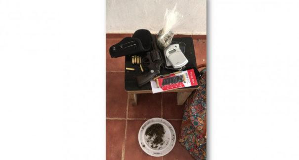 Suspeitos de tráfico de drogas são presos em residência no bairro do Turu