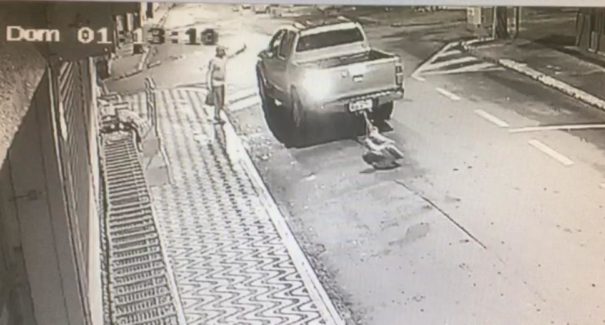 Câmeras flagram carro arrastando morador de rua no centro da capital