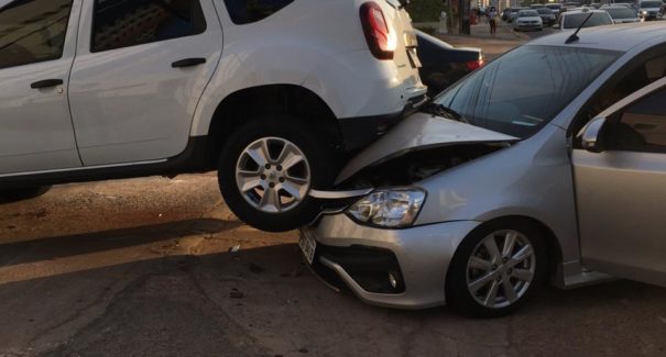 Vídeo: Acidentes de carro marcam fim de tarde na Avenida dos Holandeses