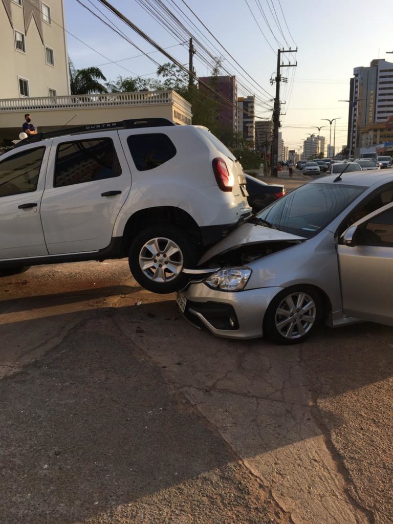 Vídeo: Acidentes de carro marcam fim de tarde na Avenida dos Holandeses