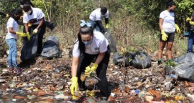 Voluntários retiram 300kg de resíduos do Rio Bacanga
