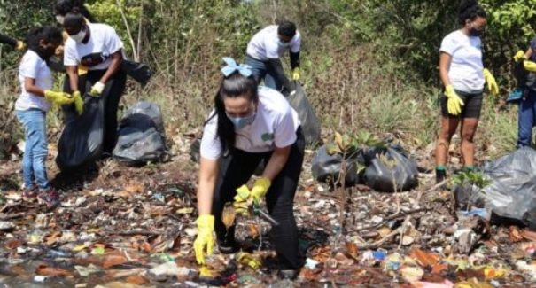 Voluntários retiram 300kg de resíduos do Rio Bacanga